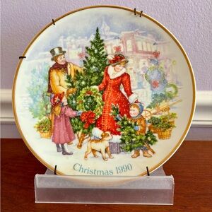 Vintage Avon 1990 “Bringing Christmas Home” Plate – 22K Gold Trim, EUC